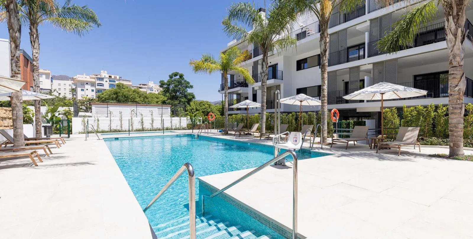 Продажа апартаментов на среднем этаже в Estepona 6