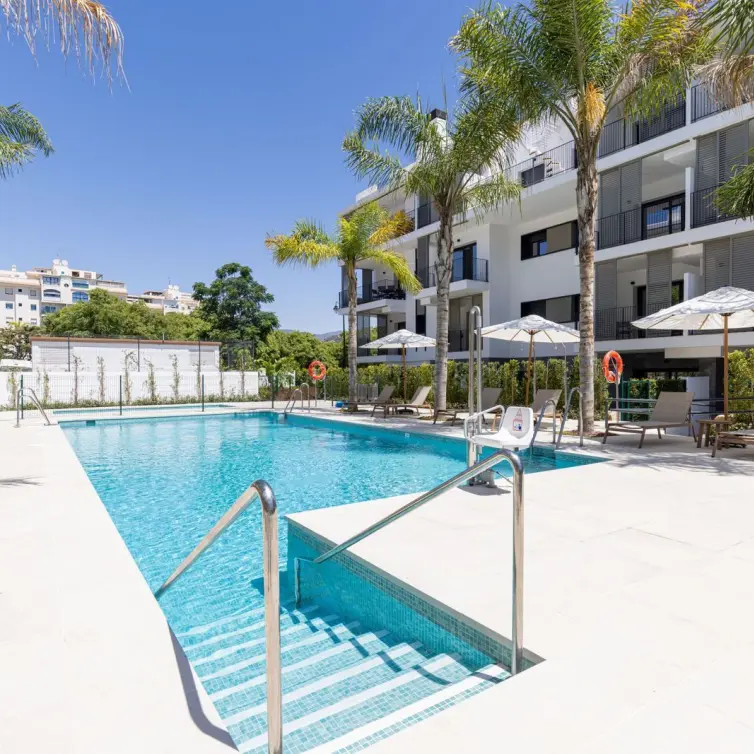 Продажа апартаментов на среднем этаже в Estepona