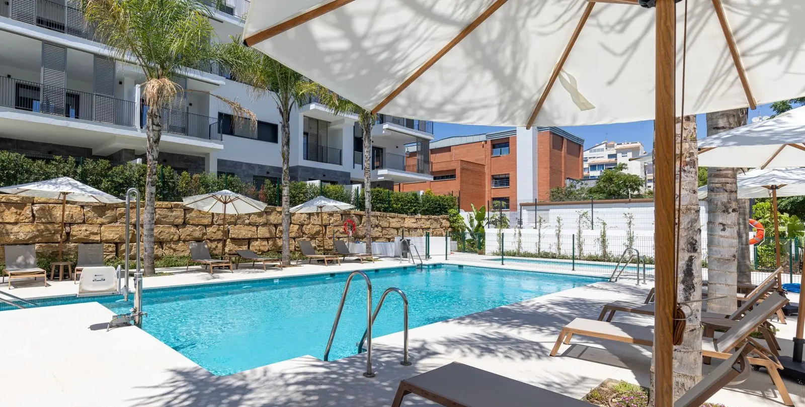 Продажа апартаментов на среднем этаже в Estepona 9
