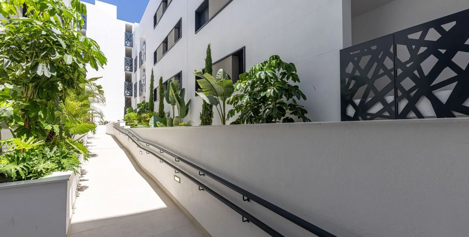 Продажа апартаментов на среднем этаже в Estepona 40