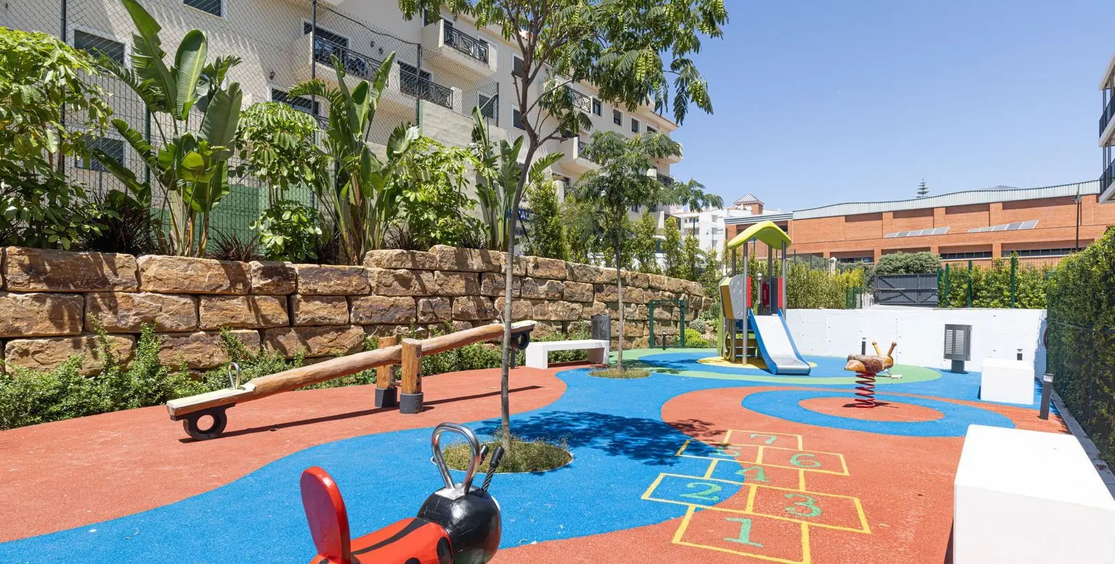 Продажа апартаментов на среднем этаже в Estepona 43