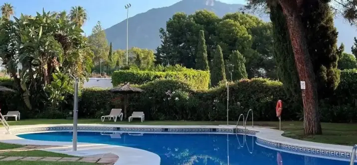 Sale of middle floor apartment in The Golden Mile 0