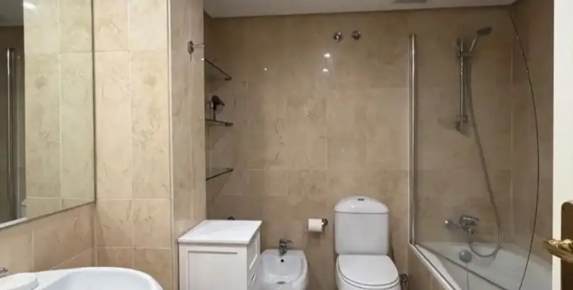 Sale of middle floor apartment in The Golden Mile 5