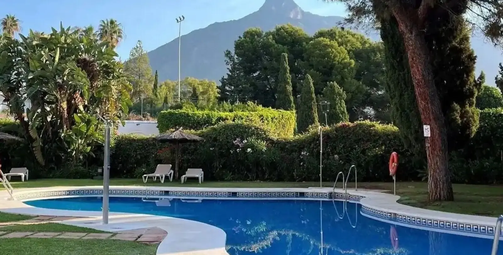 Sale of middle floor apartment in The Golden Mile 1