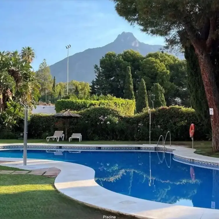 Sale of middle floor apartment in The Golden Mile