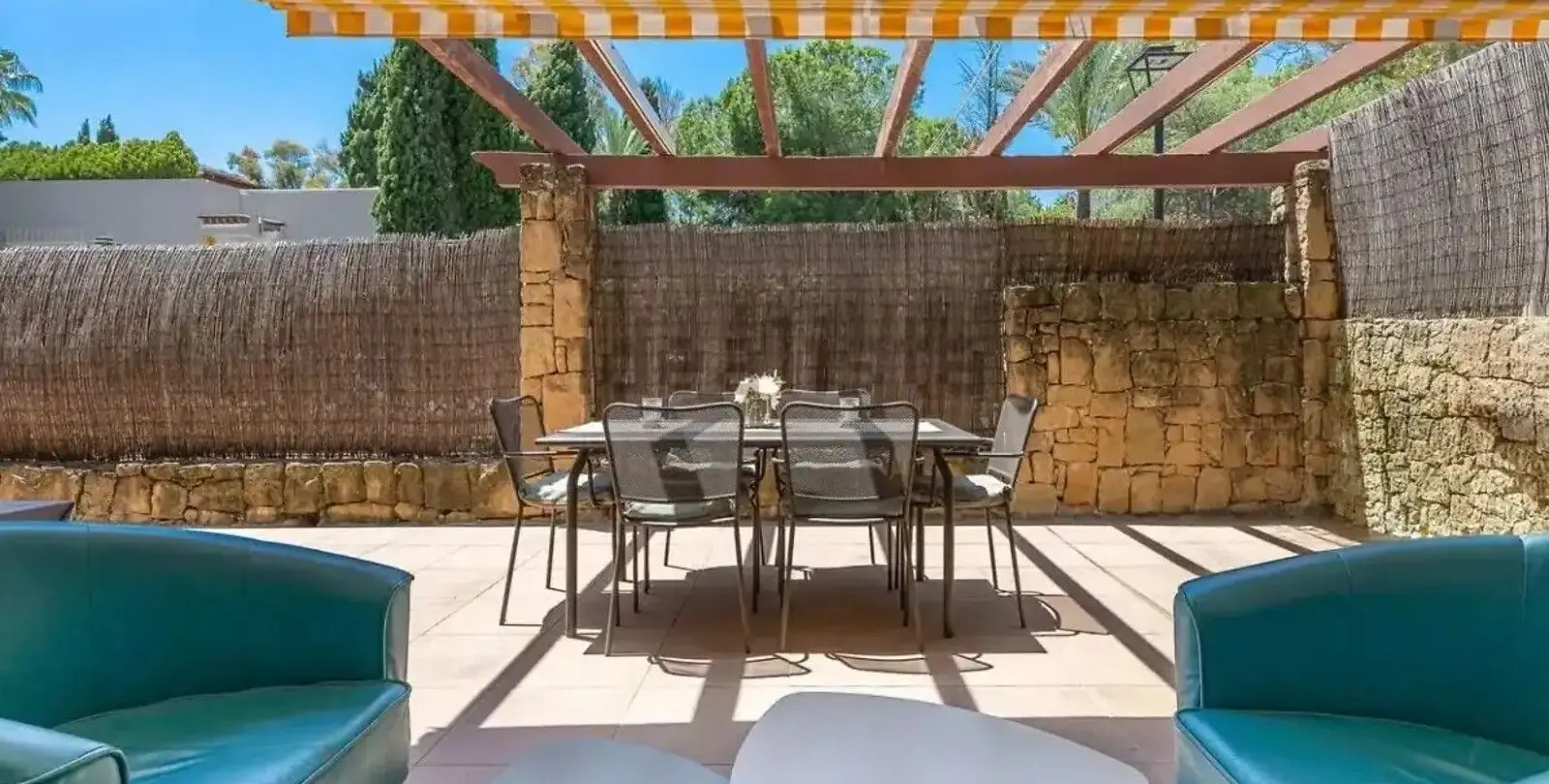 Sale of middle floor apartment in The Golden Mile 2