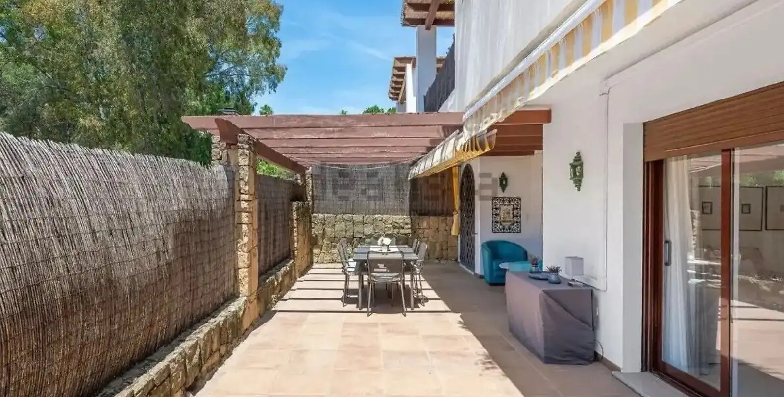 Sale of middle floor apartment in The Golden Mile 3