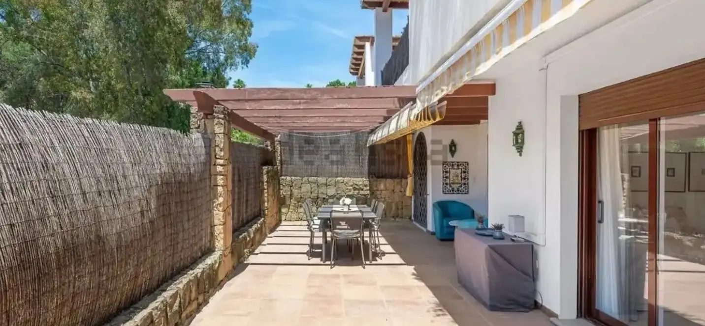 Sale of middle floor apartment in The Golden Mile 2