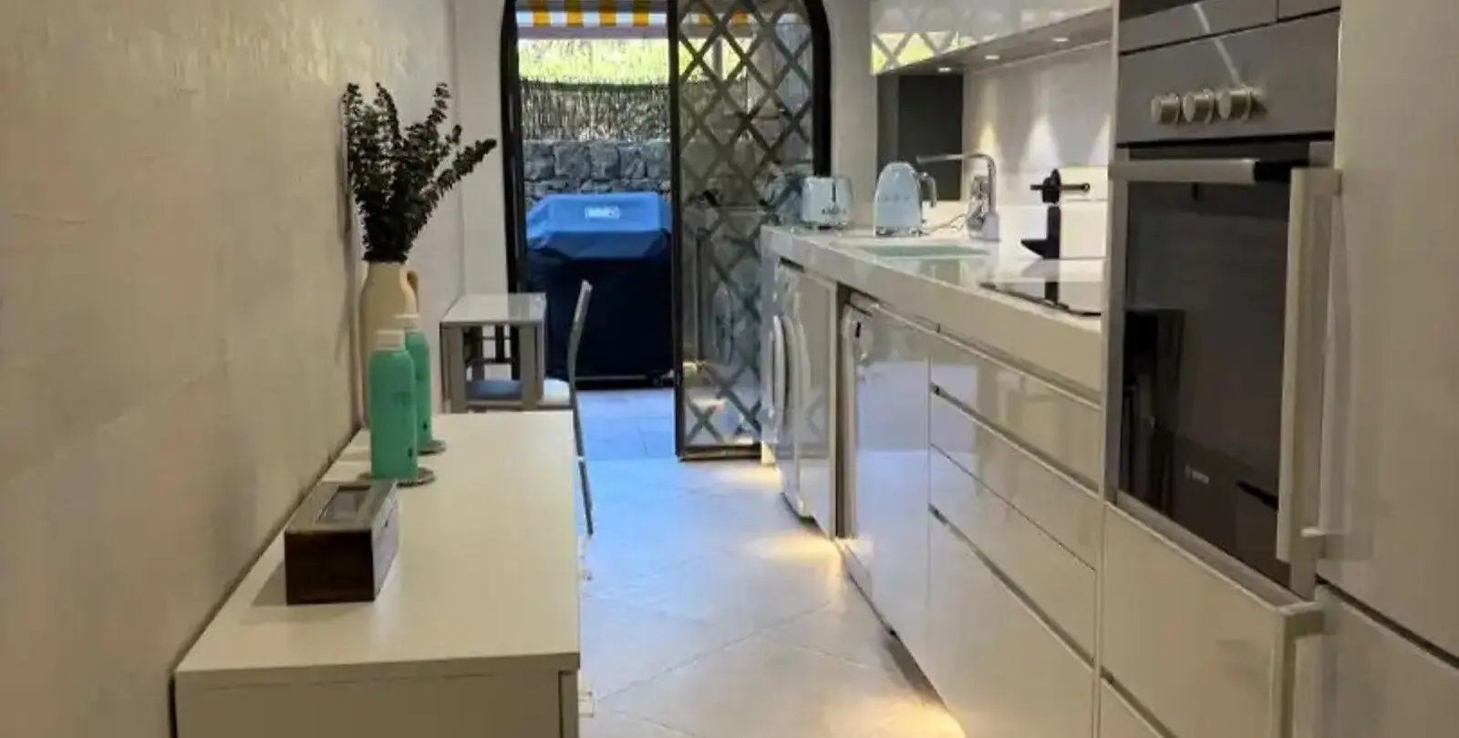 Sale of middle floor apartment in The Golden Mile 4