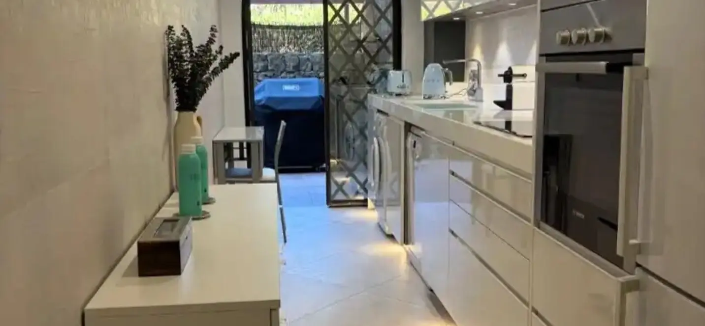 Sale of middle floor apartment in The Golden Mile 3