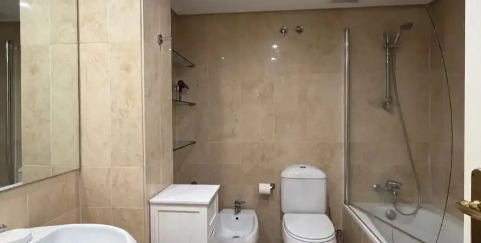 Sale of middle floor apartment in The Golden Mile 5