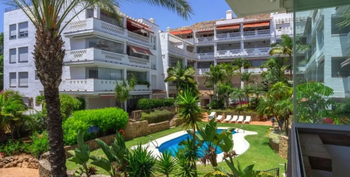 Venta de apartamento en planta media en Marbella 2