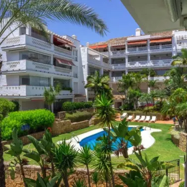 Venta de apartamento en planta media en Marbella
