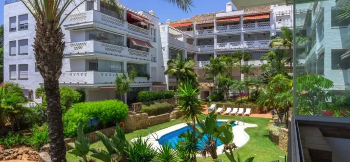 Venta de apartamento en planta media en Marbella 1