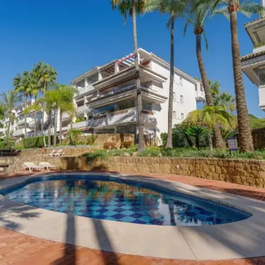 Venta de apartamento en planta media en Marbella