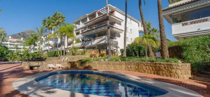 Venta de apartamento en planta media en Marbella 2