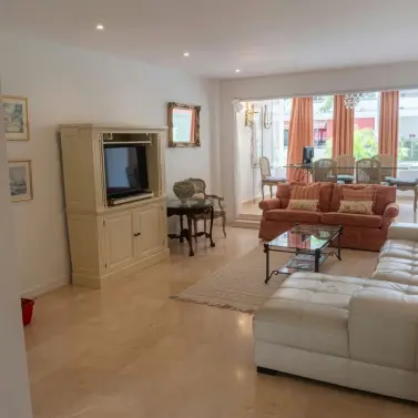 Venta de apartamento en planta media en Marbella