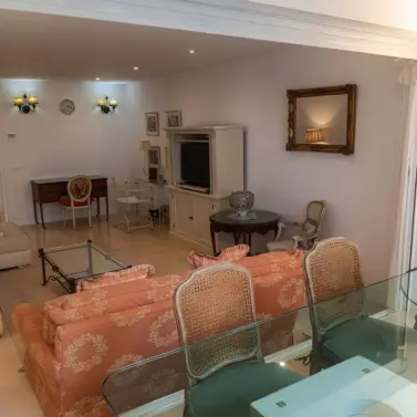 Venta de apartamento en planta media en Marbella