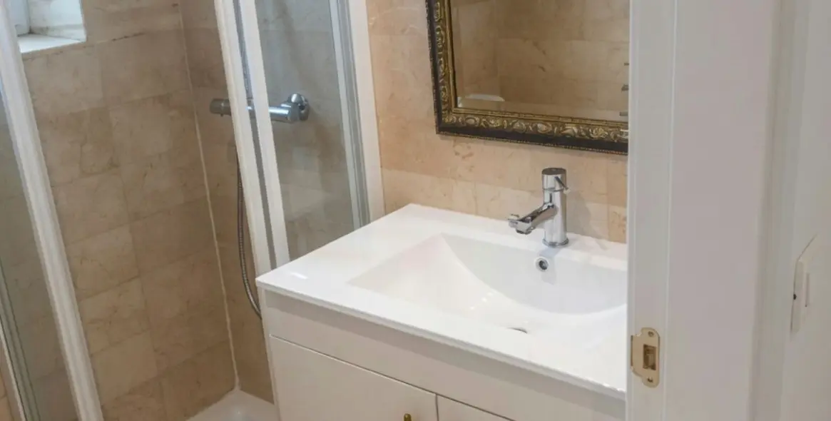 Venta de apartamento en planta media en Marbella 13