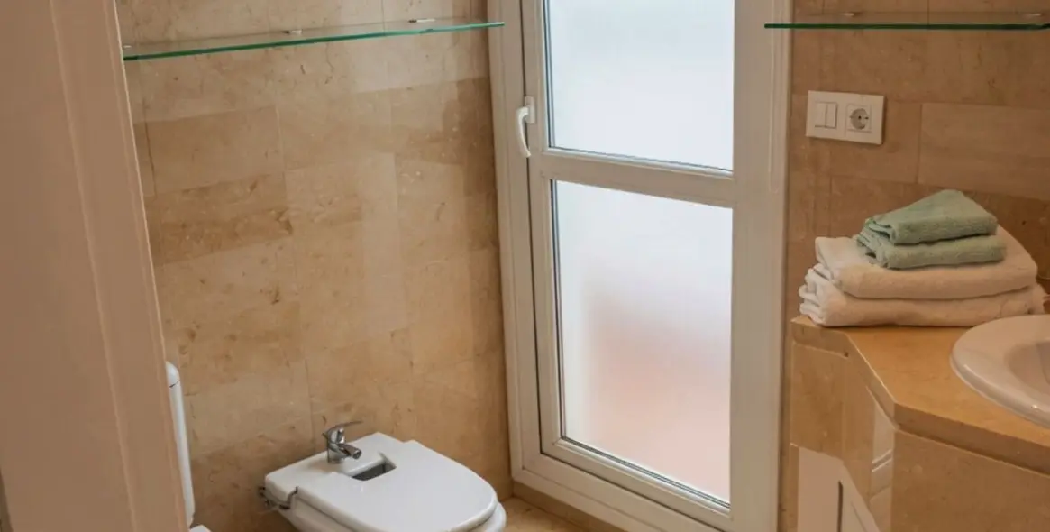 Venta de apartamento en planta media en Marbella 16
