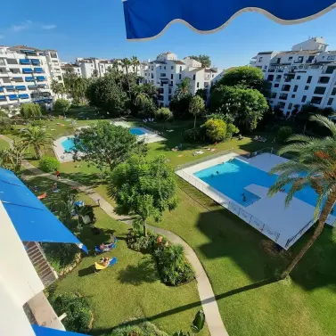 Venta de apartamento en planta media en Puerto Banús