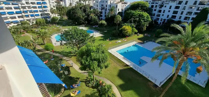 Venta de apartamento en planta media en Puerto Banús 0