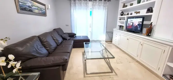 Venta de apartamento en planta media en Puerto Banús 1