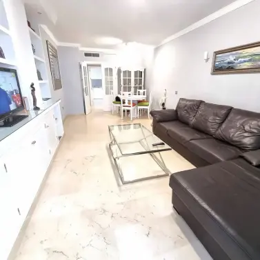 Venta de apartamento en planta media en Puerto Banús