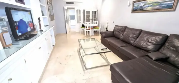 Venta de apartamento en planta media en Puerto Banús 2