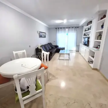 Venta de apartamento en planta media en Puerto Banús