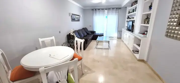 Venta de apartamento en planta media en Puerto Banús 3
