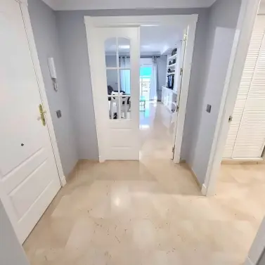 Venta de apartamento en planta media en Puerto Banús