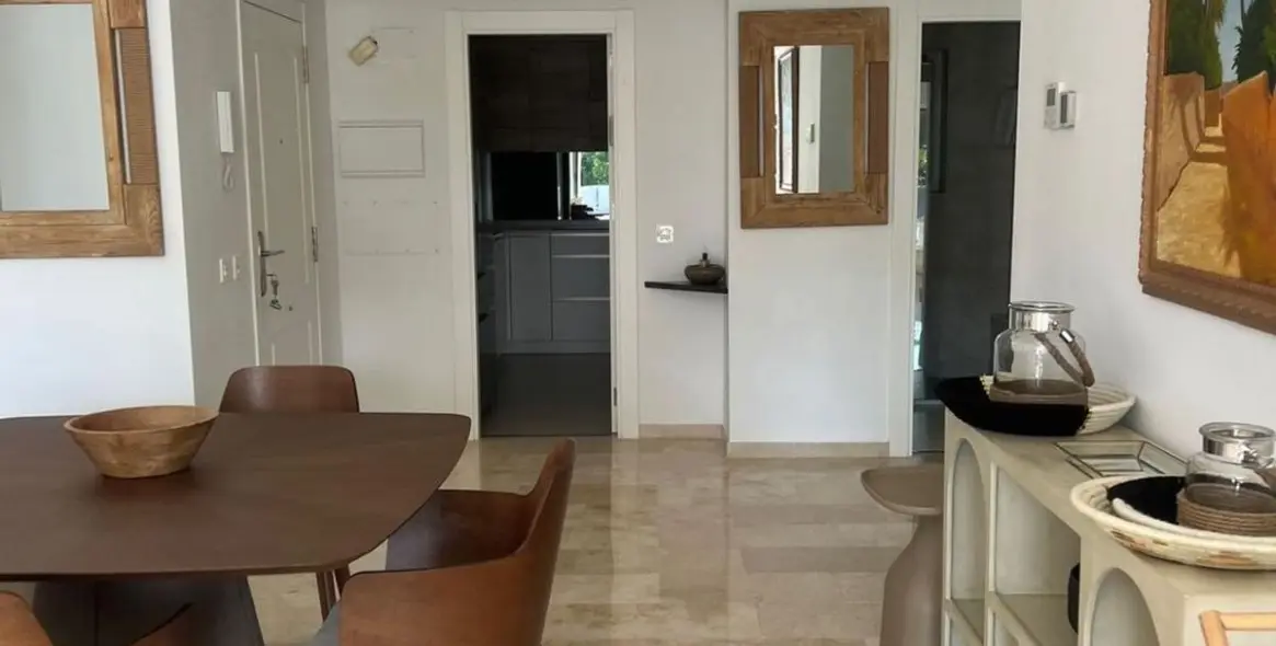 Venta de apartamento en planta media en Puerto Banús 2