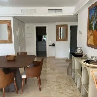 Venta de apartamento en planta media en Puerto Banús