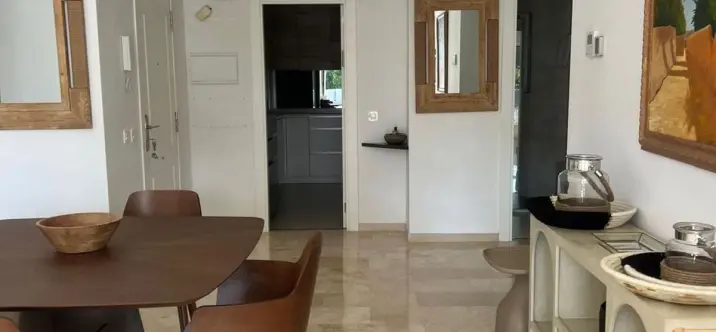 Venta de apartamento en planta media en Puerto Banús 1
