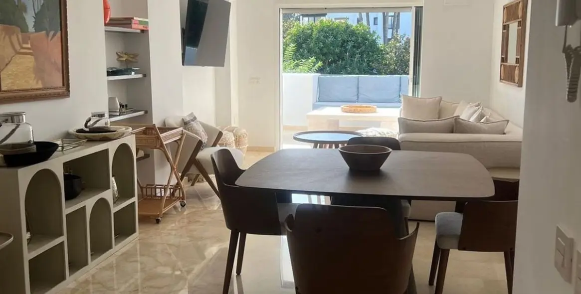 Venta de apartamento en planta media en Puerto Banús 3