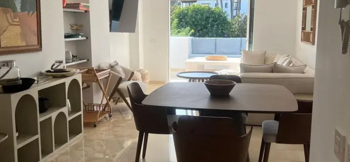 Venta de apartamento en planta media en Puerto Banús 2