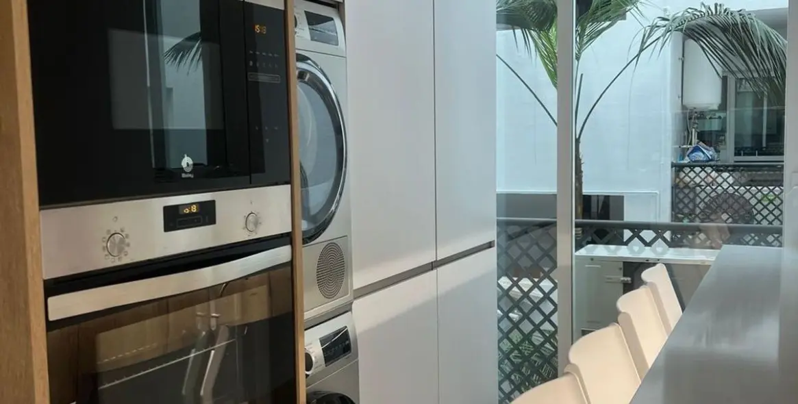 Venta de apartamento en planta media en Puerto Banús 5