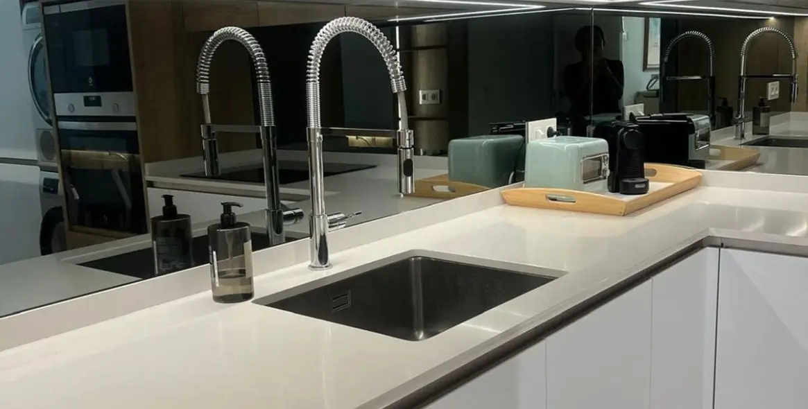 Venta de apartamento en planta media en Puerto Banús 6