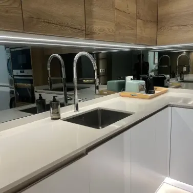 Venta de apartamento en planta media en Puerto Banús