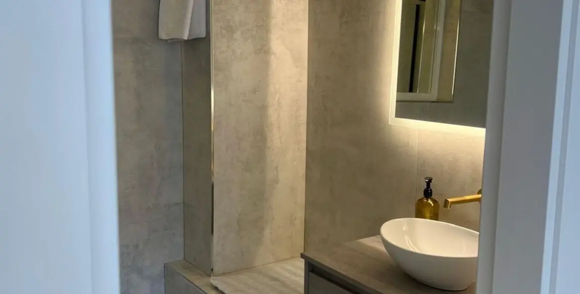 Venta de apartamento en planta media en Puerto Banús 11
