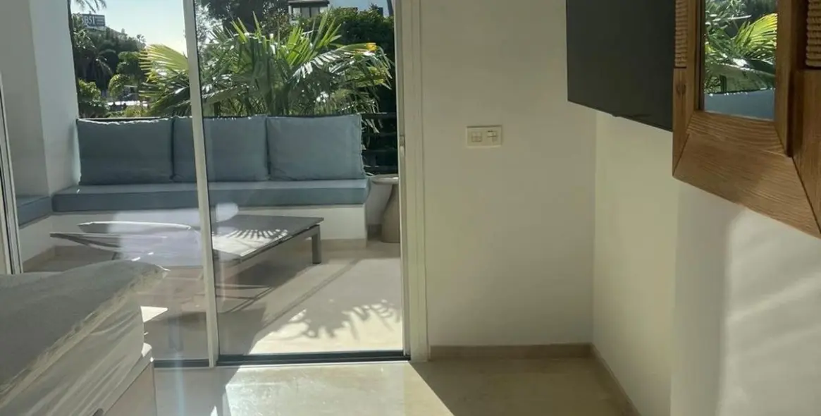 Venta de apartamento en planta media en Puerto Banús 13