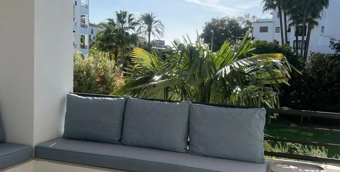 Venta de apartamento en planta media en Puerto Banús 17