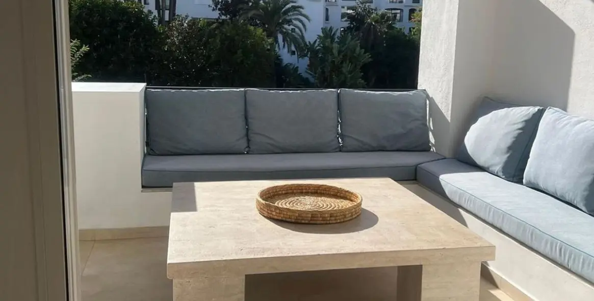 Venta de apartamento en planta media en Puerto Banús 18