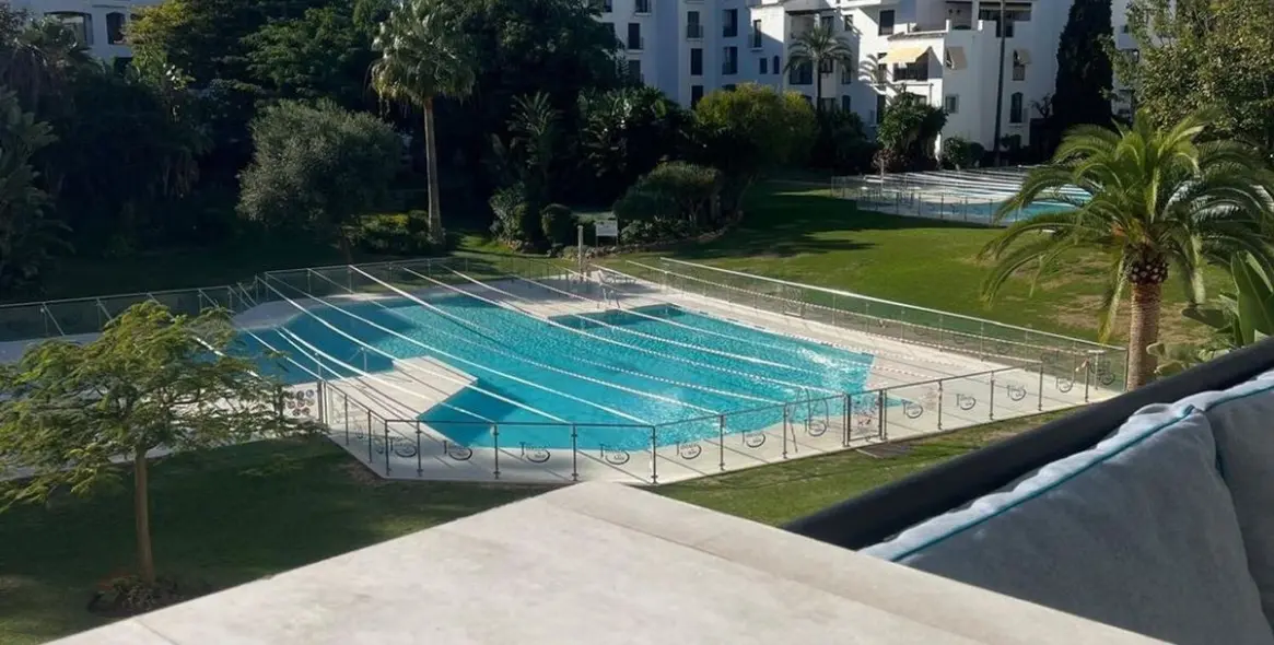 Venta de apartamento en planta media en Puerto Banús 19