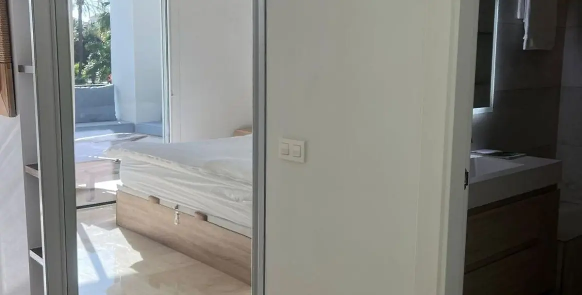 Venta de apartamento en planta media en Puerto Banús 20