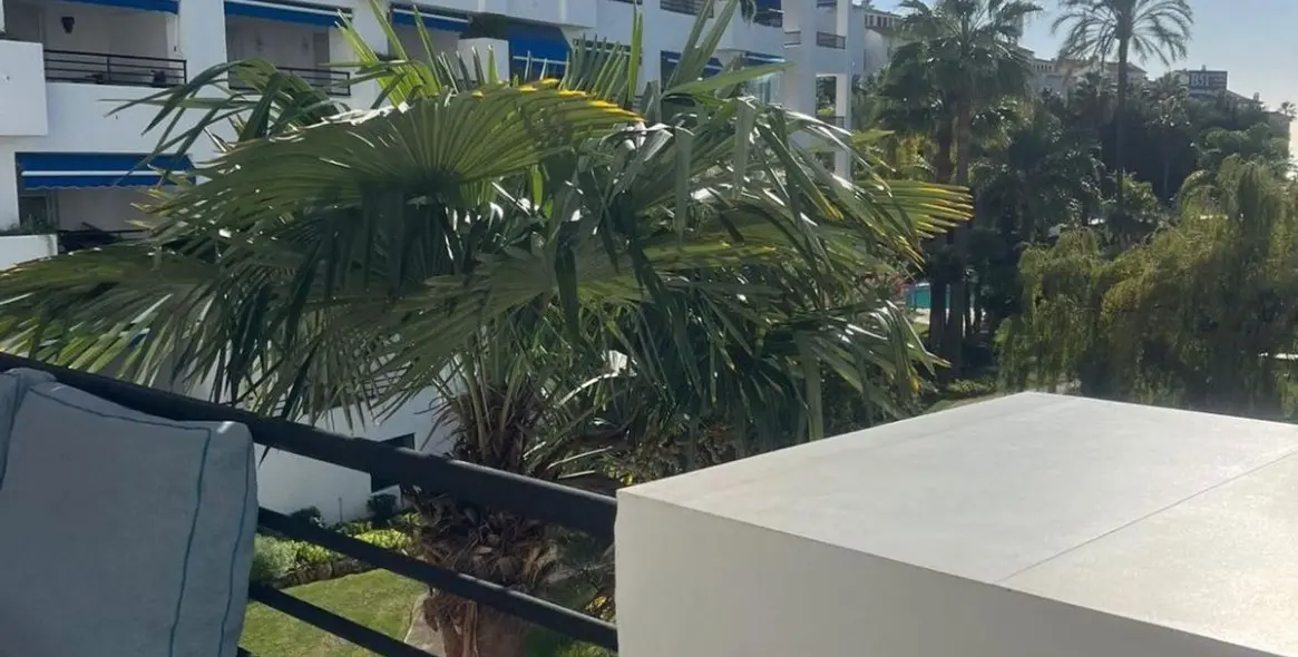 Venta de apartamento en planta media en Puerto Banús 22