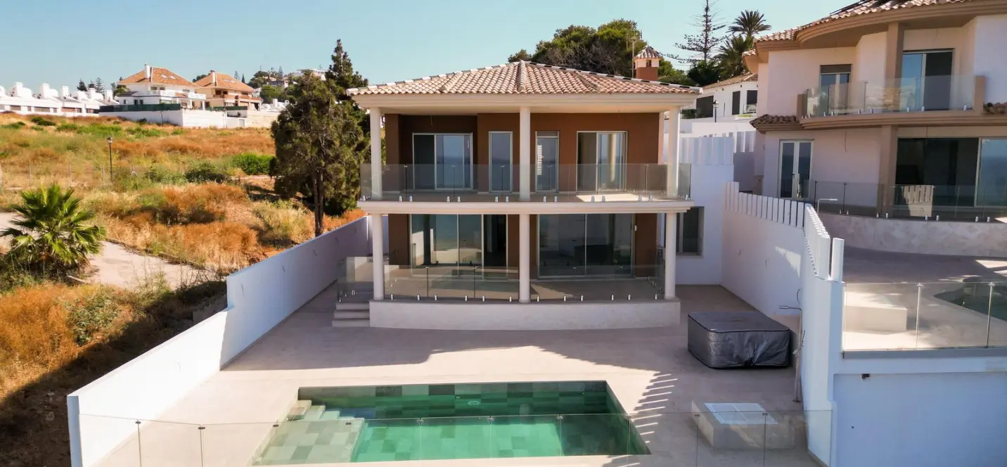 Sale of detached villa in La Cala 2