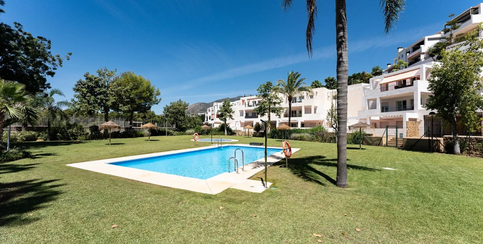 Sale of middle floor apartment in Torrequebrada 10