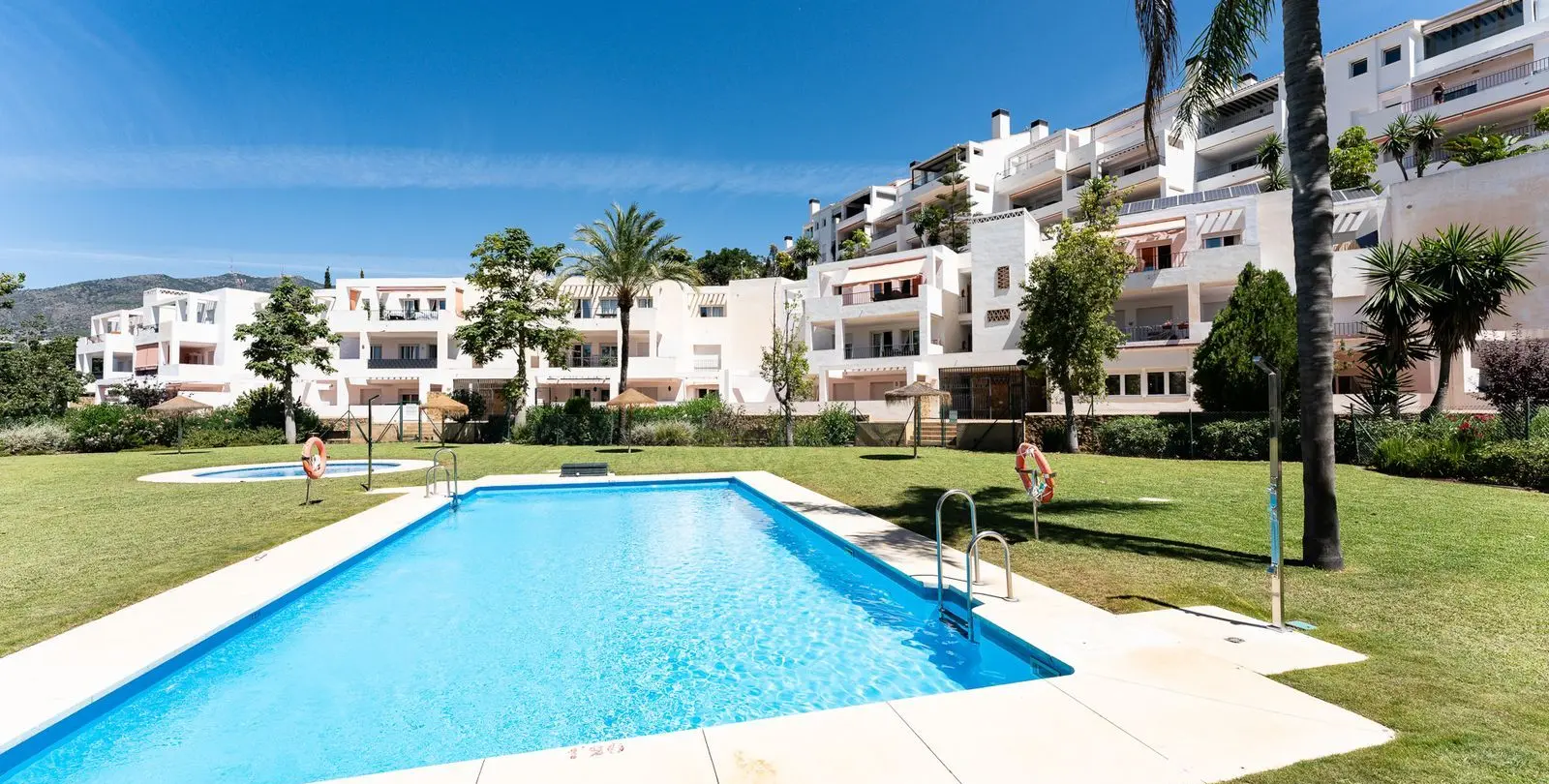 Sale of middle floor apartment in Torrequebrada 12